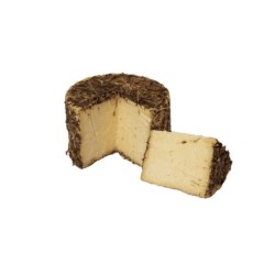 Pecorino bagnolese aged with mountain flowers