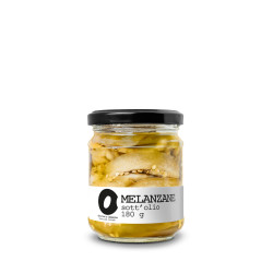 Melanzane tagliate a fette sott’olio condite con pepe nero, aglio e un pizzico di peperoncino
