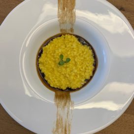 Risotto allo zafferano su riduzione di condimento di Aceto Balsamico di Modena IGP